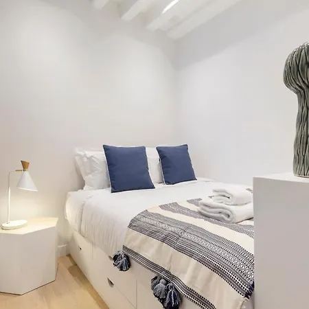 Appartement Bright Cosy 2-bed Apt In Paris, Sleeps 4 *